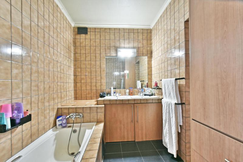 5 Bedroom Property for Sale in Mondeor Gauteng