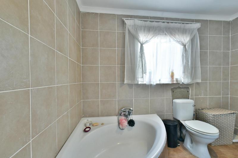 5 Bedroom Property for Sale in Mondeor Gauteng