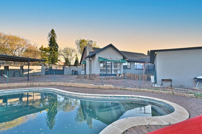 5 Bedroom Property for Sale in Mondeor Gauteng