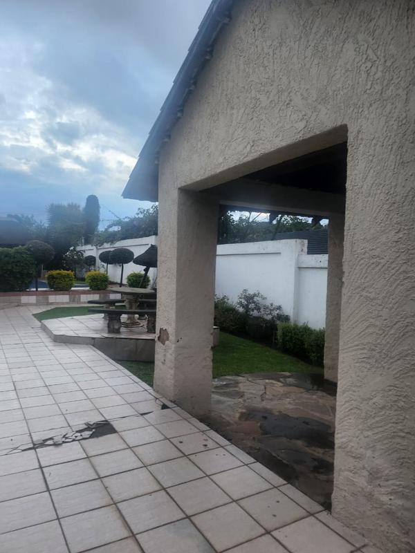 4 Bedroom Property for Sale in Mondeor Gauteng