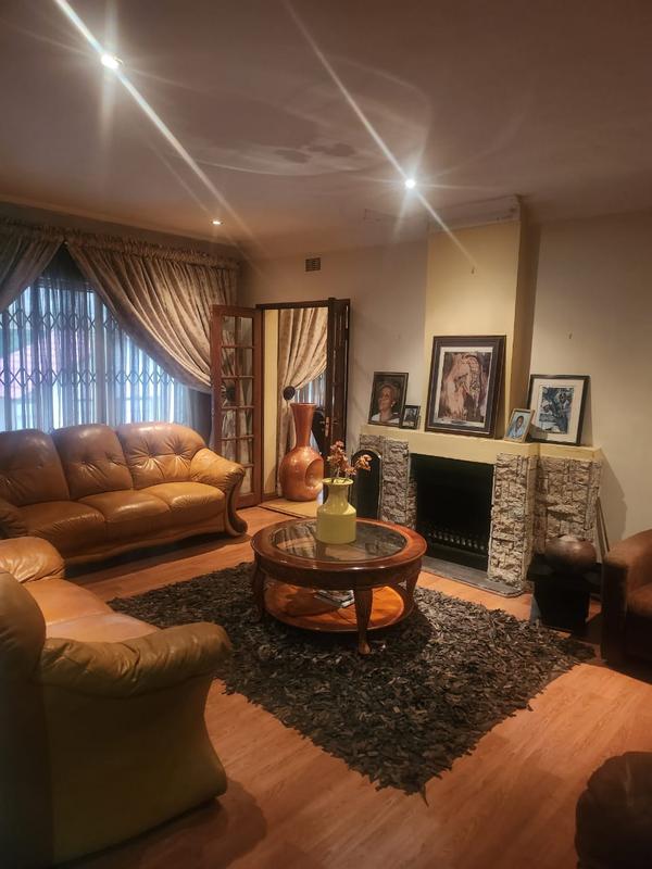 4 Bedroom Property for Sale in Mondeor Gauteng