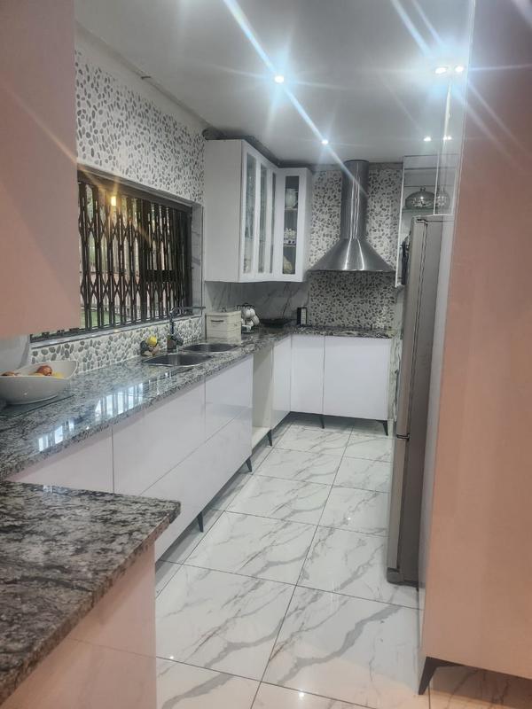 4 Bedroom Property for Sale in Mondeor Gauteng