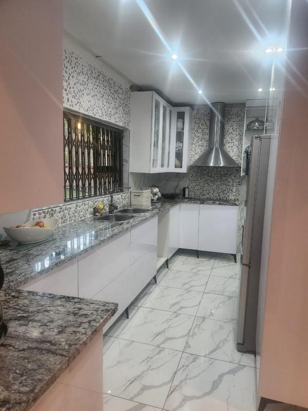 4 Bedroom Property for Sale in Mondeor Gauteng