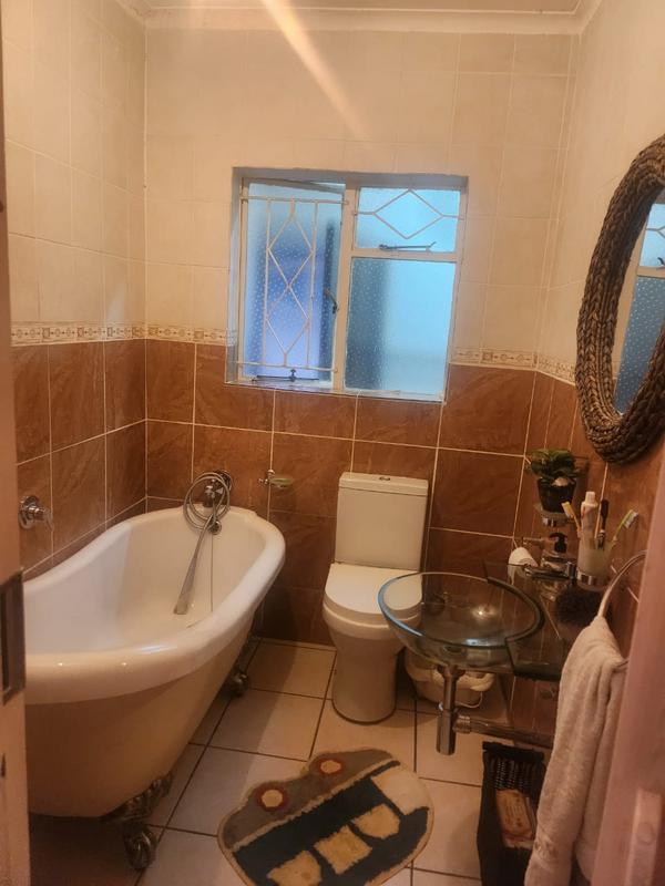 4 Bedroom Property for Sale in Mondeor Gauteng
