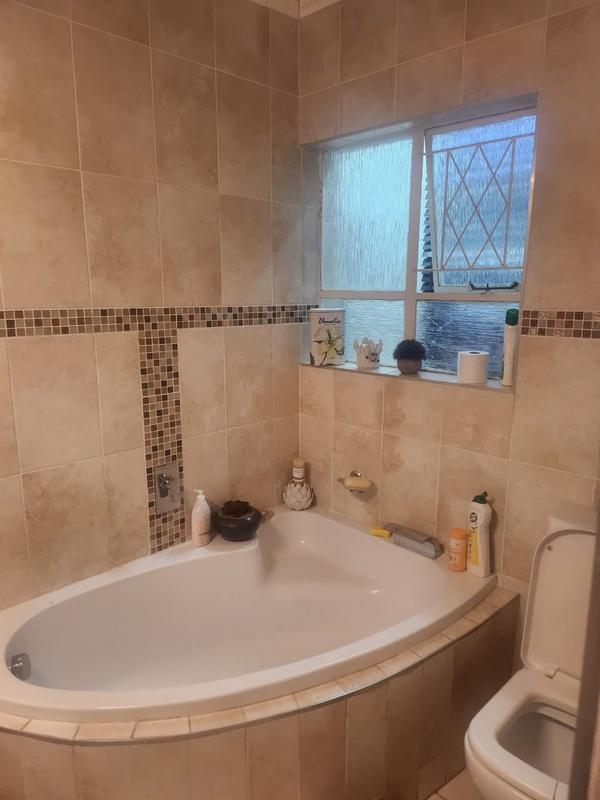 4 Bedroom Property for Sale in Mondeor Gauteng