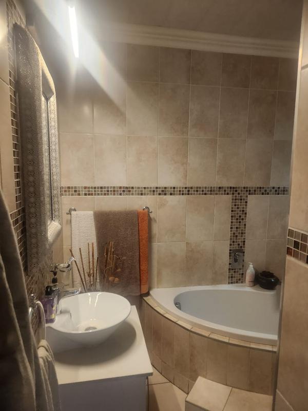 4 Bedroom Property for Sale in Mondeor Gauteng