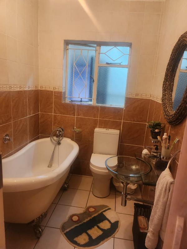 4 Bedroom Property for Sale in Mondeor Gauteng