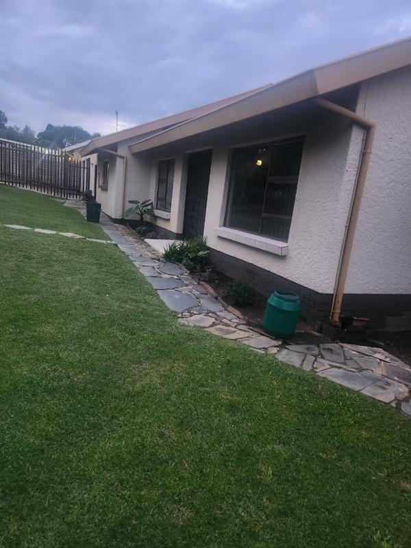 4 Bedroom Property for Sale in Mondeor Gauteng