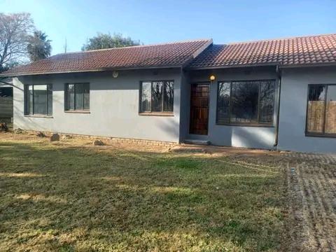 To Let 3 Bedroom Property for Rent in Crystal Park Gauteng