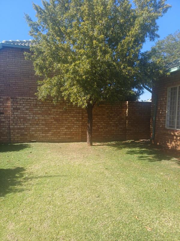To Let 2 Bedroom Property for Rent in Eldoraigne Gauteng