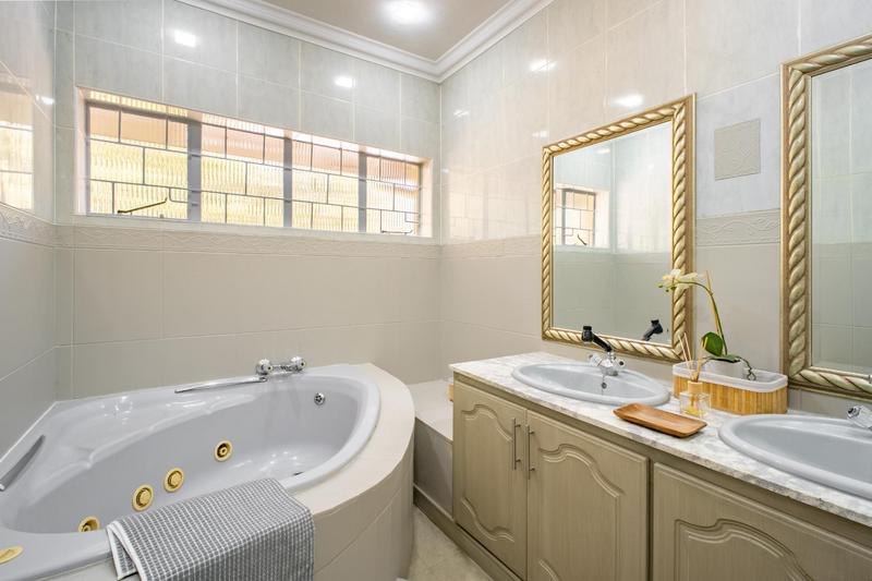 4 Bedroom Property for Sale in Waterkloof Ridge Gauteng