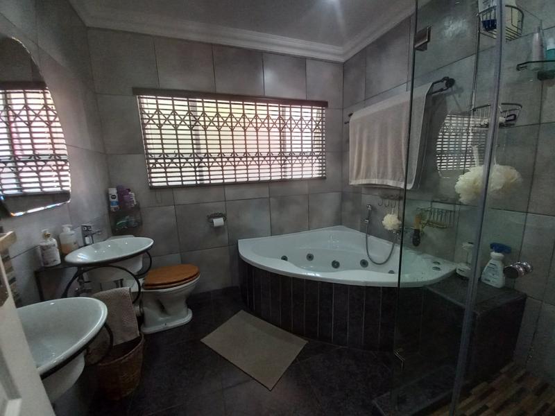 5 Bedroom Property for Sale in Noordheuwel Gauteng