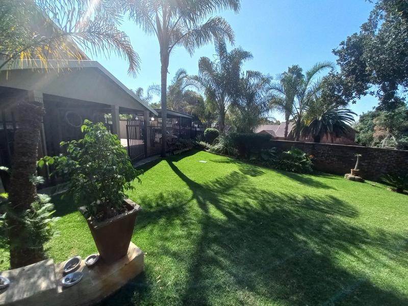 5 Bedroom Property for Sale in Noordheuwel Gauteng