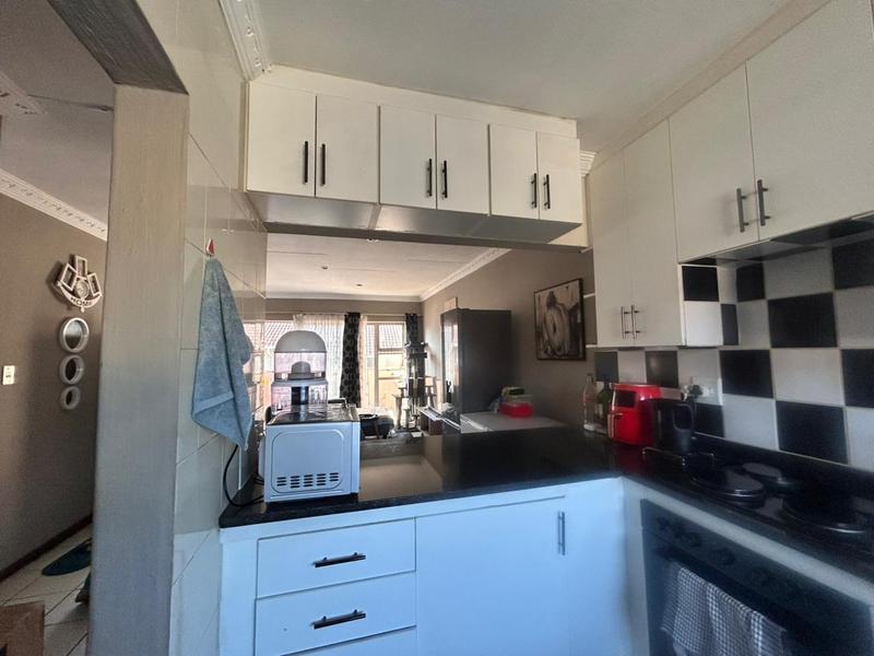 To Let 2 Bedroom Property for Rent in Vorna Valley Gauteng