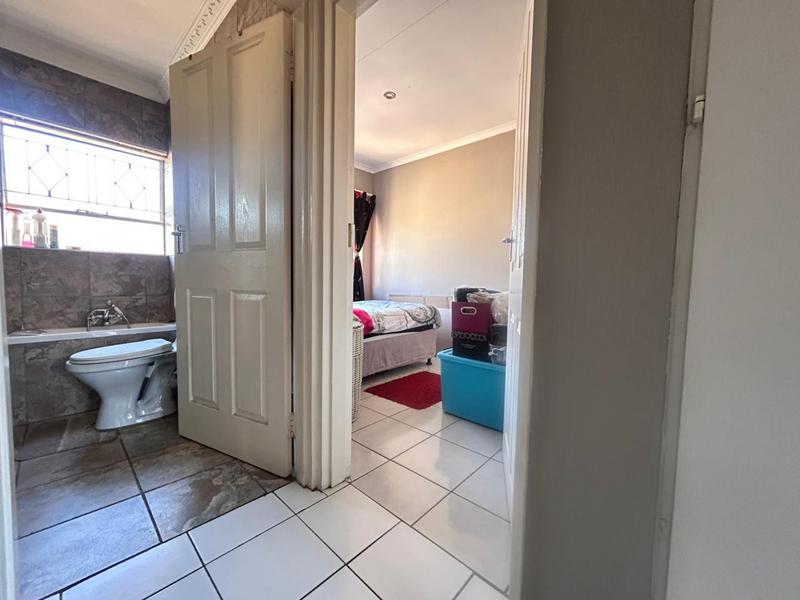 To Let 2 Bedroom Property for Rent in Vorna Valley Gauteng