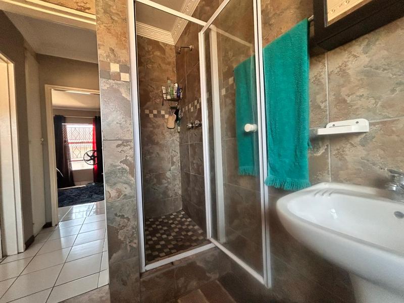 To Let 2 Bedroom Property for Rent in Vorna Valley Gauteng