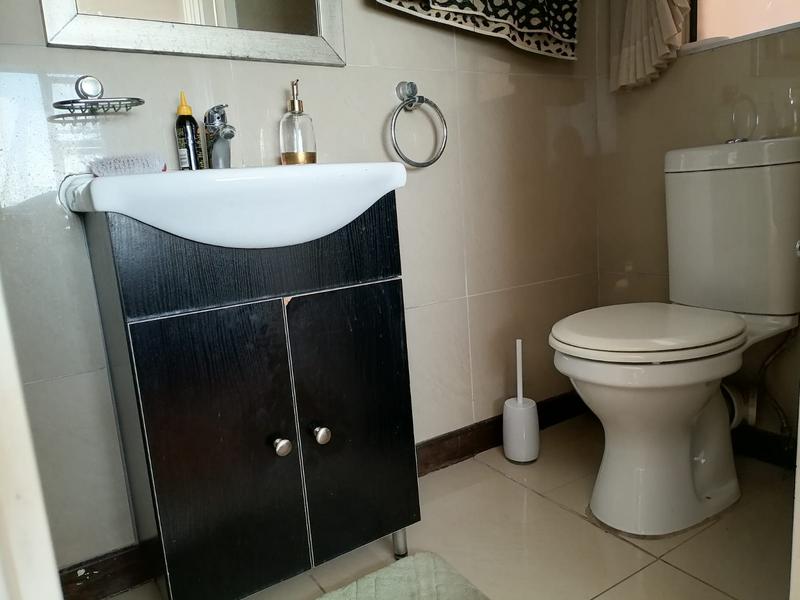 2 Bedroom Property for Sale in Rooihuiskraal North Gauteng