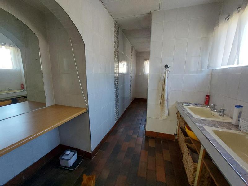 5 Bedroom Property for Sale in Waverley Gauteng
