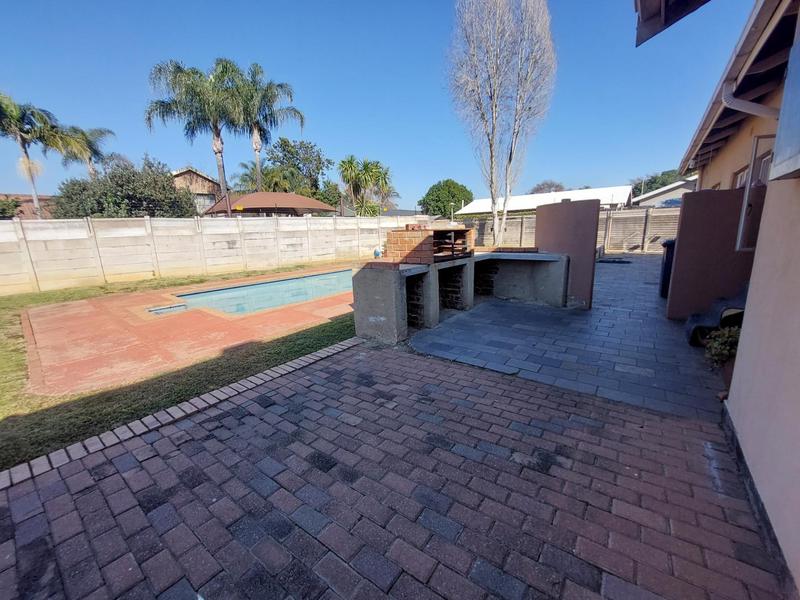 5 Bedroom Property for Sale in Waverley Gauteng