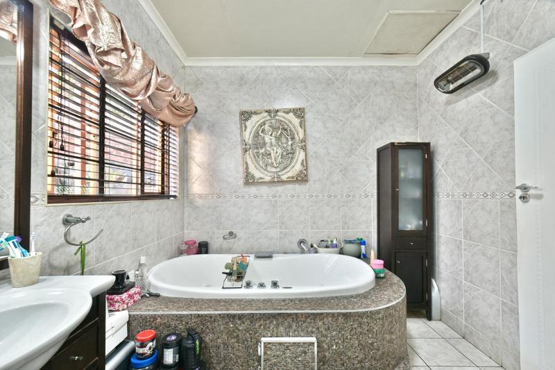 4 Bedroom Property for Sale in Glenvista Gauteng