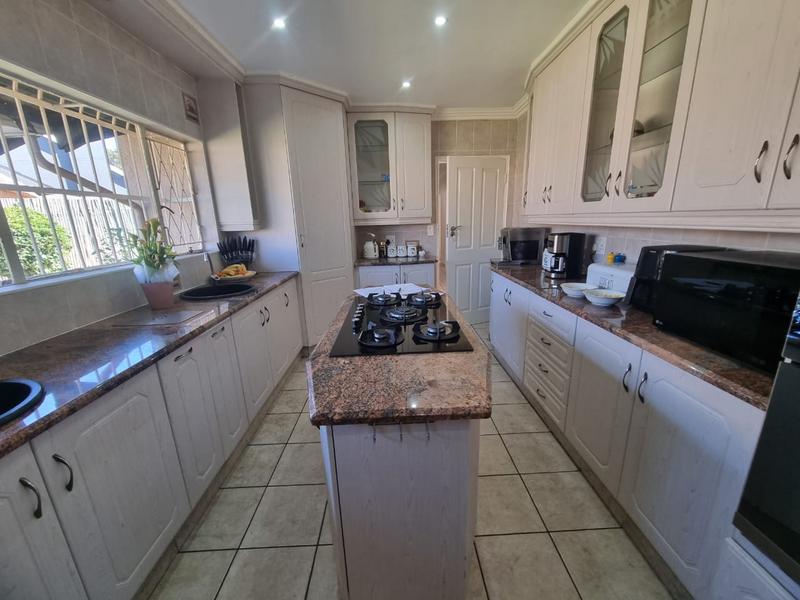 5 Bedroom Property for Sale in Alberante Gauteng