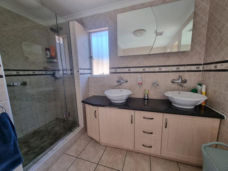 5 Bedroom Property for Sale in Alberante Gauteng