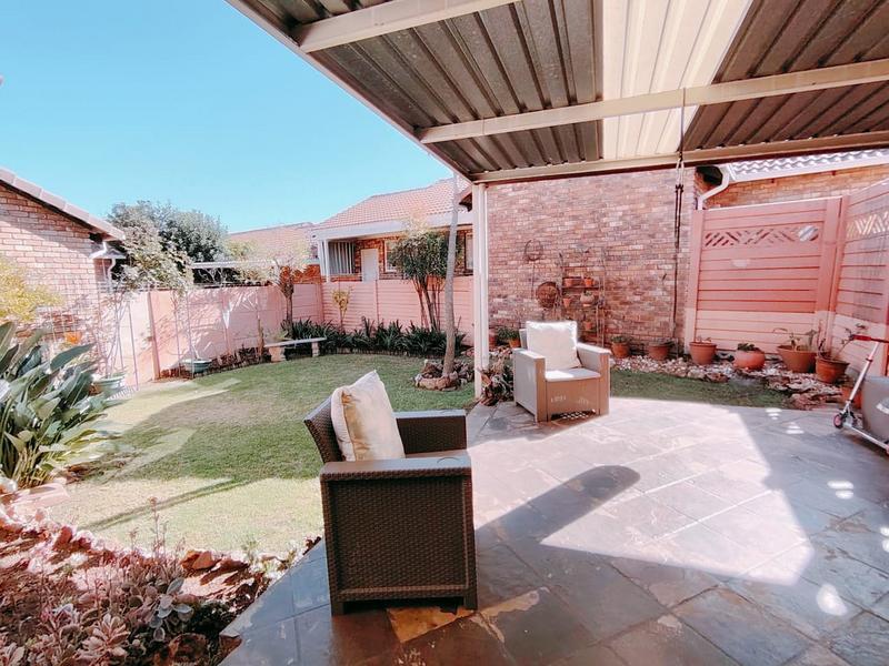 2 Bedroom Property for Sale in Eldoraigne Gauteng