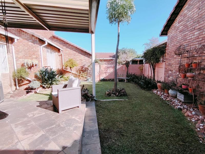 2 Bedroom Property for Sale in Eldoraigne Gauteng