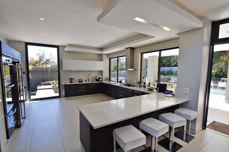 4 Bedroom Property for Sale in Benmore Gardens Gauteng