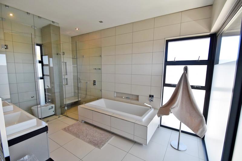 4 Bedroom Property for Sale in Benmore Gardens Gauteng