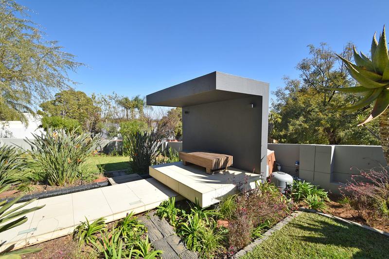 4 Bedroom Property for Sale in Benmore Gardens Gauteng
