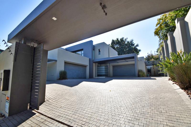4 Bedroom Property for Sale in Benmore Gardens Gauteng
