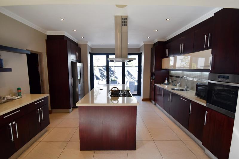 4 Bedroom Property for Sale in Benmore Gardens Gauteng