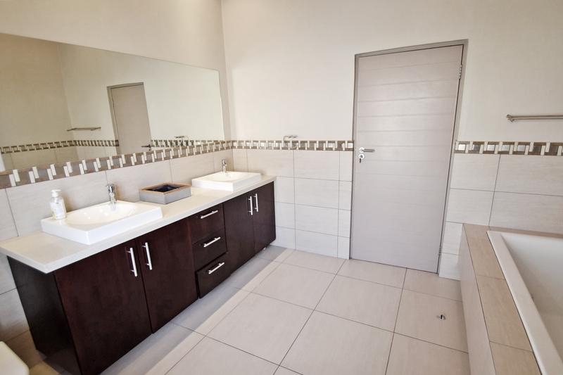 4 Bedroom Property for Sale in Benmore Gardens Gauteng