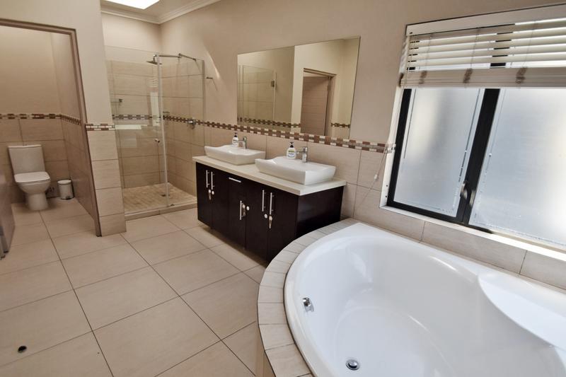 4 Bedroom Property for Sale in Benmore Gardens Gauteng