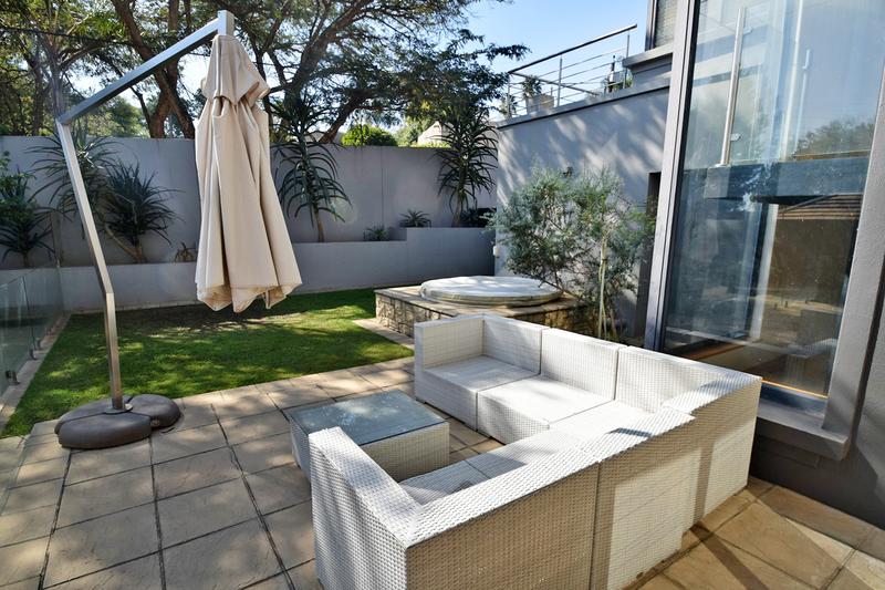 4 Bedroom Property for Sale in Benmore Gardens Gauteng