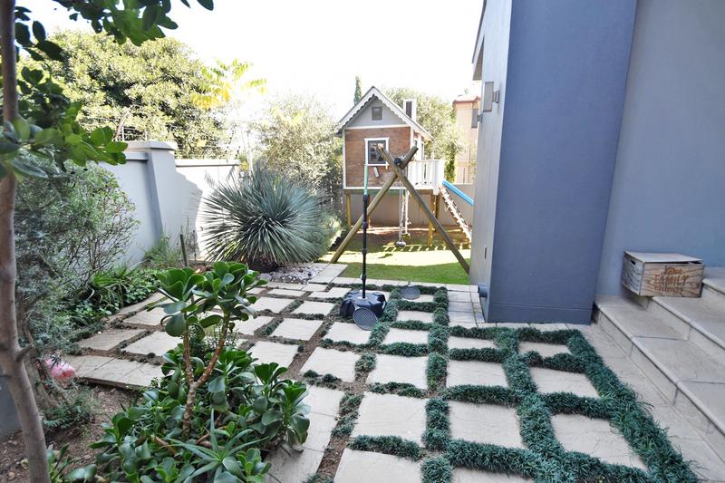 4 Bedroom Property for Sale in Benmore Gardens Gauteng