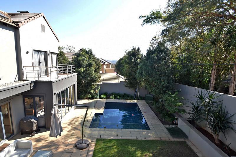 4 Bedroom Property for Sale in Benmore Gardens Gauteng
