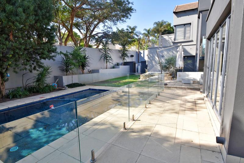 4 Bedroom Property for Sale in Benmore Gardens Gauteng