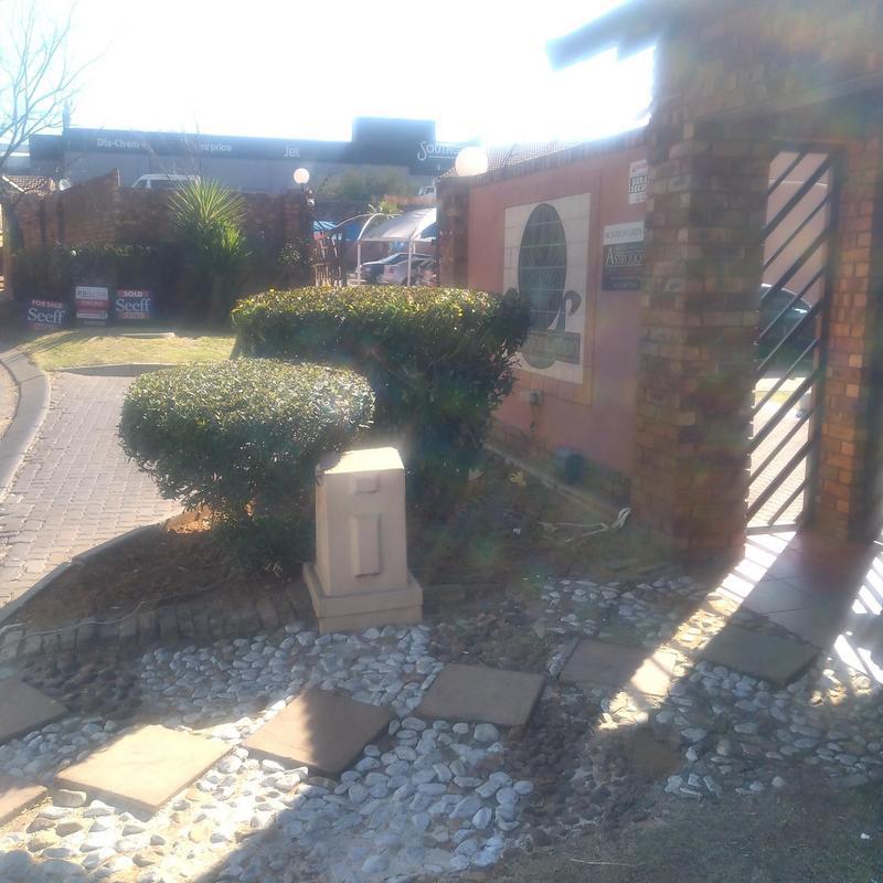 2 Bedroom Property for Sale in Mondeor Gauteng