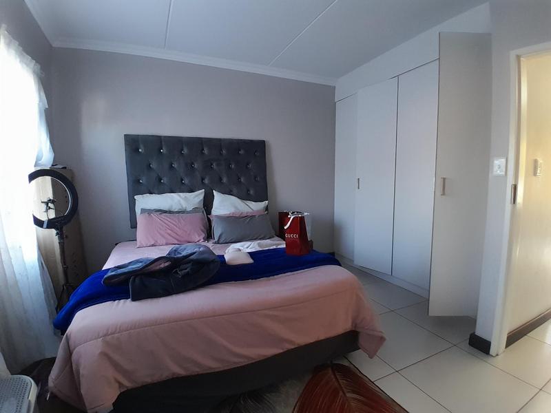 1 Bedroom Property for Sale in Rooihuiskraal North Gauteng