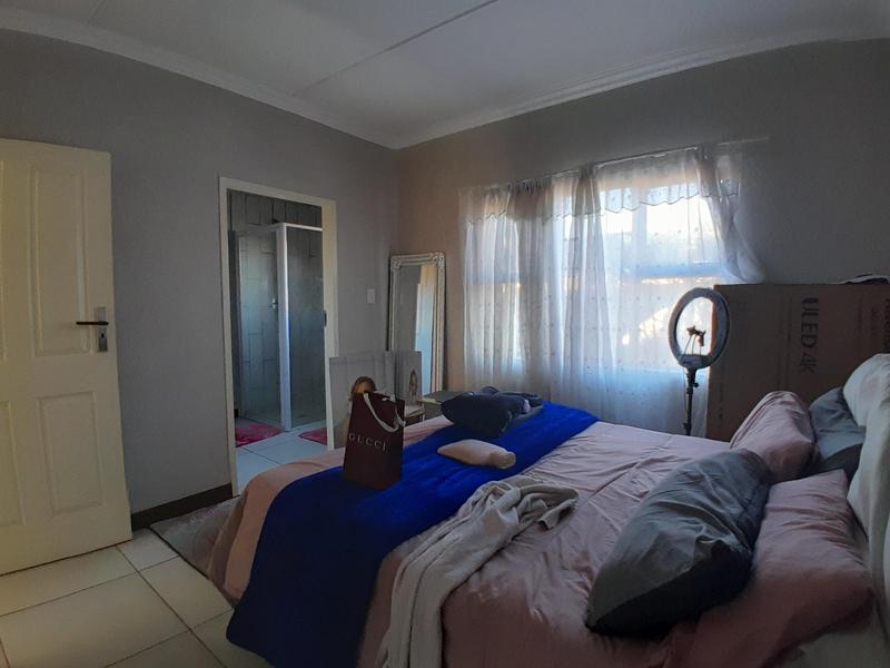 1 Bedroom Property for Sale in Rooihuiskraal North Gauteng