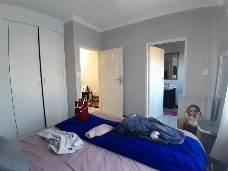 1 Bedroom Property for Sale in Rooihuiskraal North Gauteng