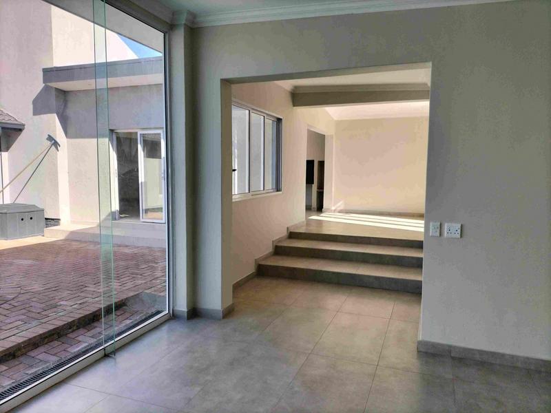 5 Bedroom Property for Sale in Wierda Park Gauteng