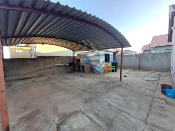 4 Bedroom Property for Sale in Lotus Gardens Gauteng