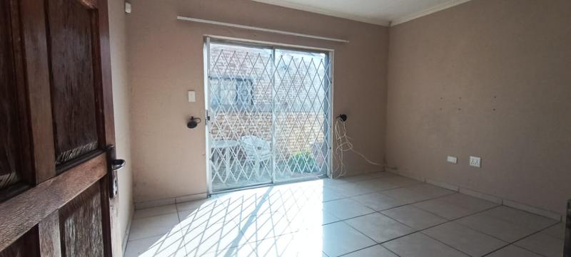 2 Bedroom Property for Sale in Greenhills Gauteng