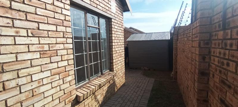 2 Bedroom Property for Sale in Greenhills Gauteng