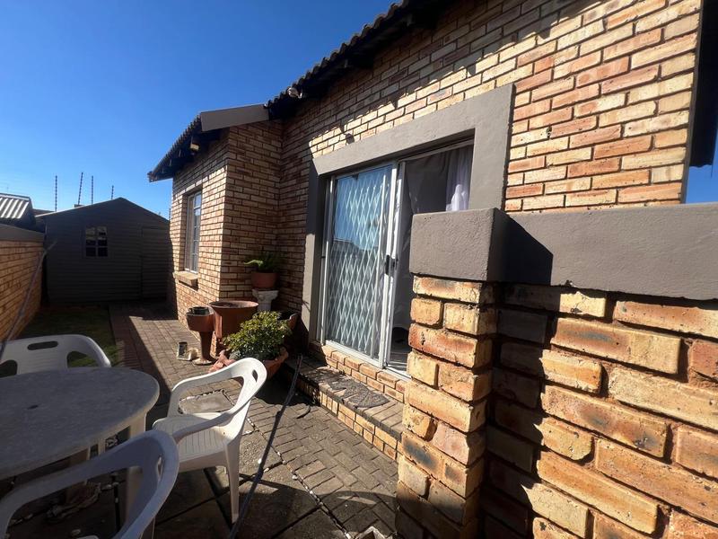 To Let 2 Bedroom Property for Rent in Greenhills Gauteng