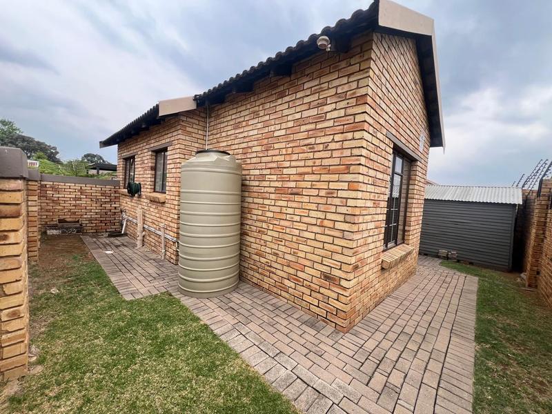 To Let 2 Bedroom Property for Rent in Greenhills Gauteng