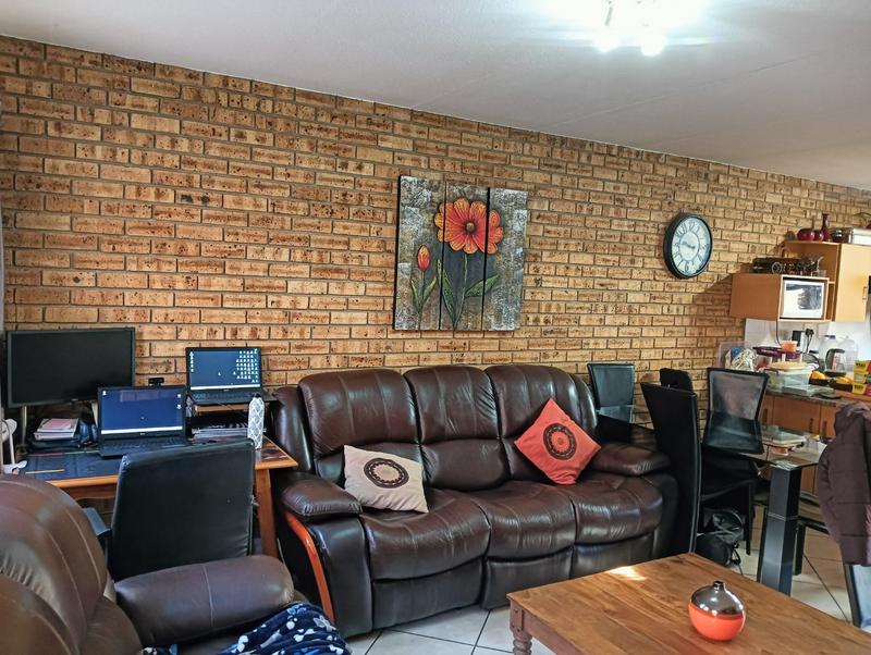 To Let 2 Bedroom Property for Rent in Rangeview Gauteng